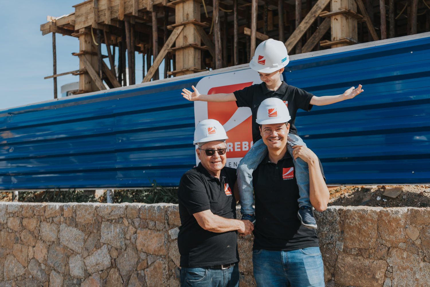 Três gerações da família fundadora da Otrebor Engenharia no canteiro de obras