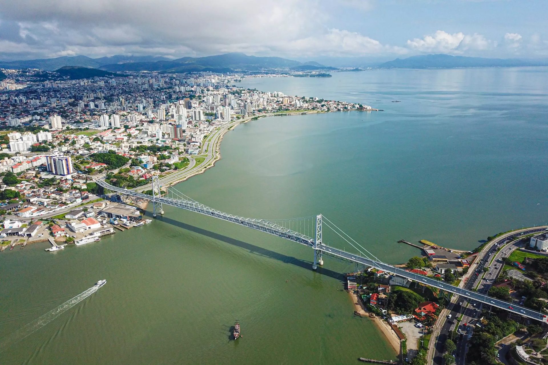 Vista aérea da ponte Hercílio Luz e da Grande Florianópolis