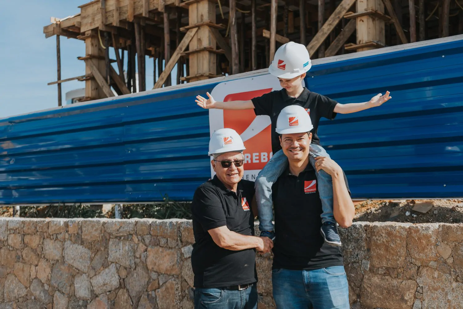 Três gerações da família fundadora da Otrebor Engenharia no canteiro de obras